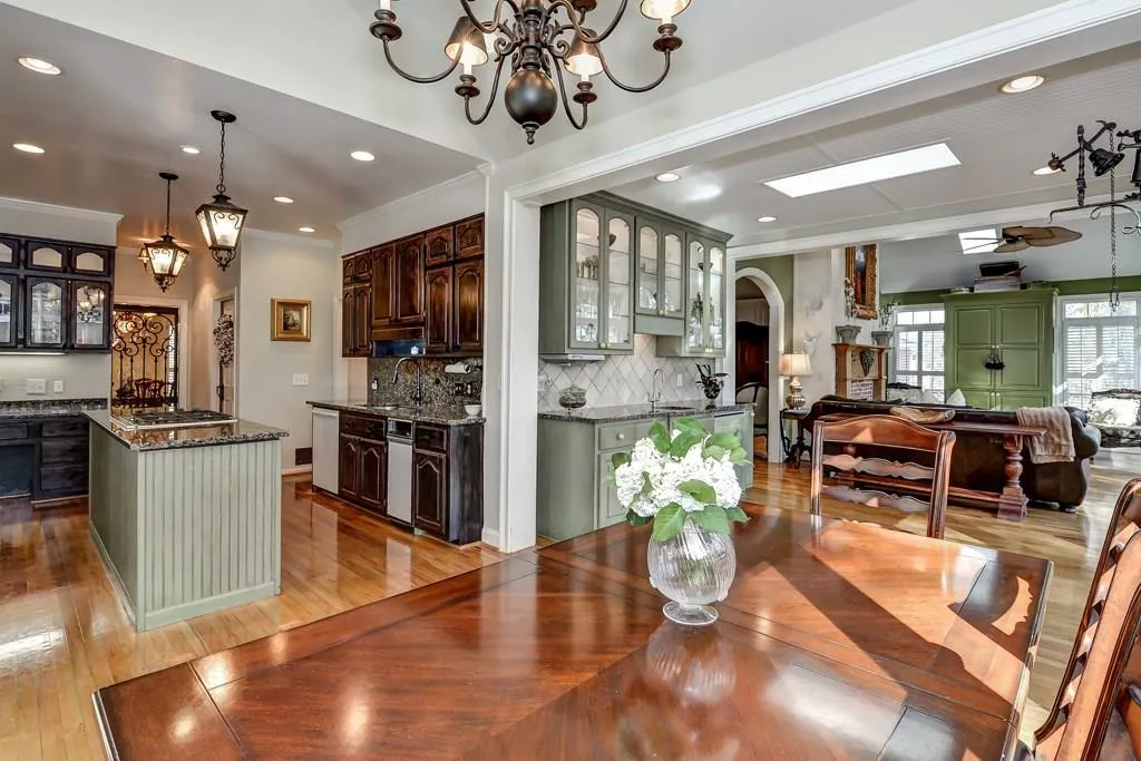 195 Marsh Glen Point, Sandy Springs, Georgia 30328, 4 Bedrooms Bedrooms, ,3 BathroomsBathrooms,Residential,Sold,195 Marsh Glen Point,5619308