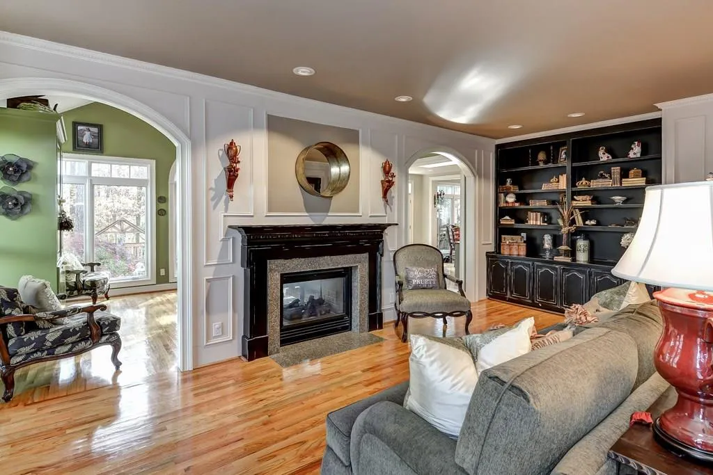 195 Marsh Glen Point, Sandy Springs, Georgia 30328, 4 Bedrooms Bedrooms, ,3 BathroomsBathrooms,Residential,Sold,195 Marsh Glen Point,5619308