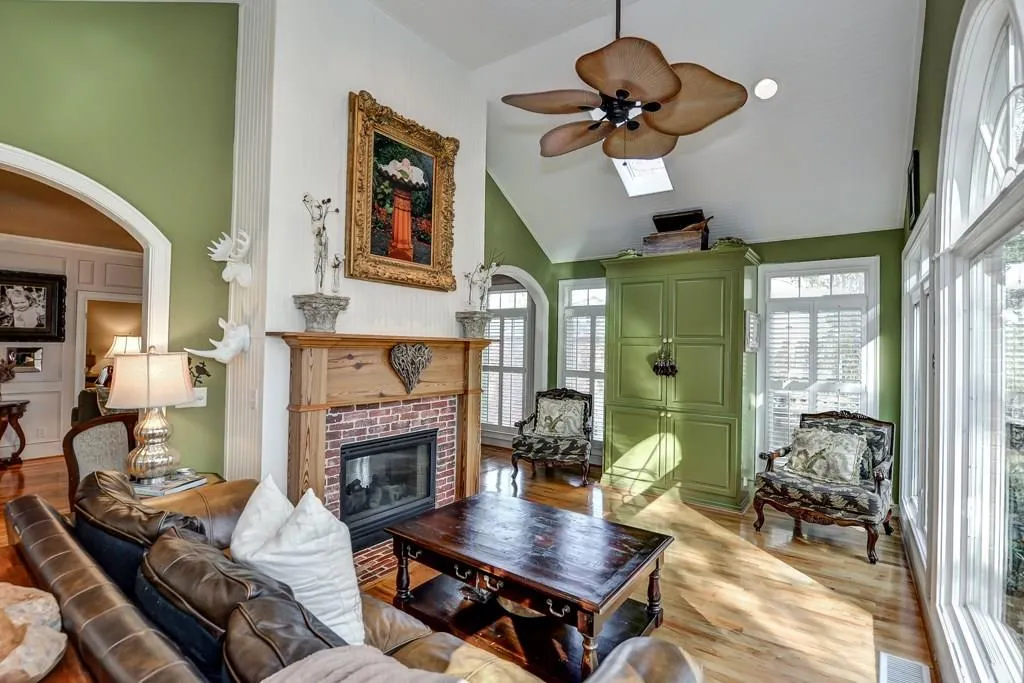 195 Marsh Glen Point, Sandy Springs, Georgia 30328, 4 Bedrooms Bedrooms, ,3 BathroomsBathrooms,Residential,Sold,195 Marsh Glen Point,5619308