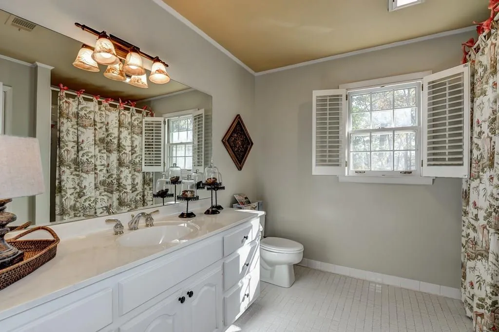 195 Marsh Glen Point, Sandy Springs, Georgia 30328, 4 Bedrooms Bedrooms, ,3 BathroomsBathrooms,Residential,Sold,195 Marsh Glen Point,5619308