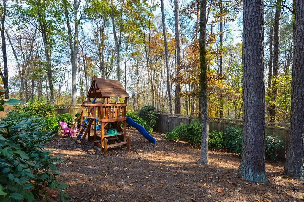 195 Marsh Glen Point, Sandy Springs, Georgia 30328, 4 Bedrooms Bedrooms, ,3 BathroomsBathrooms,Residential,Sold,195 Marsh Glen Point,5619308