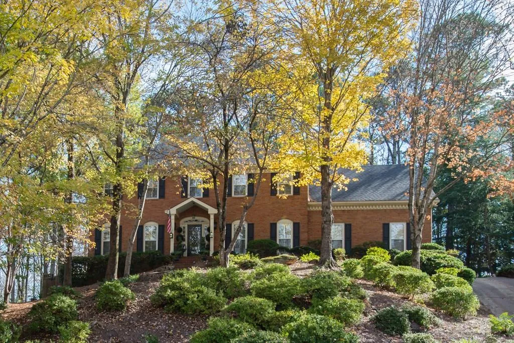 195 Marsh Glen Point, Sandy Springs, Georgia 30328, 4 Bedrooms Bedrooms, ,3 BathroomsBathrooms,Residential,Sold,195 Marsh Glen Point,5619308