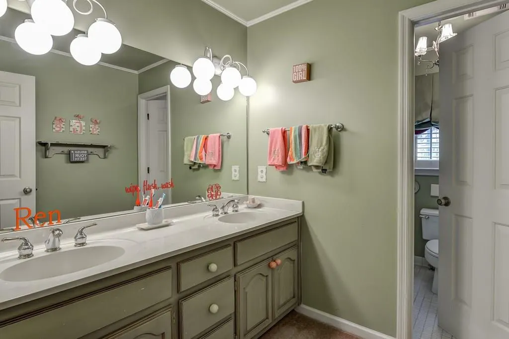 195 Marsh Glen Point, Sandy Springs, Georgia 30328, 4 Bedrooms Bedrooms, ,3 BathroomsBathrooms,Residential,Sold,195 Marsh Glen Point,5619308