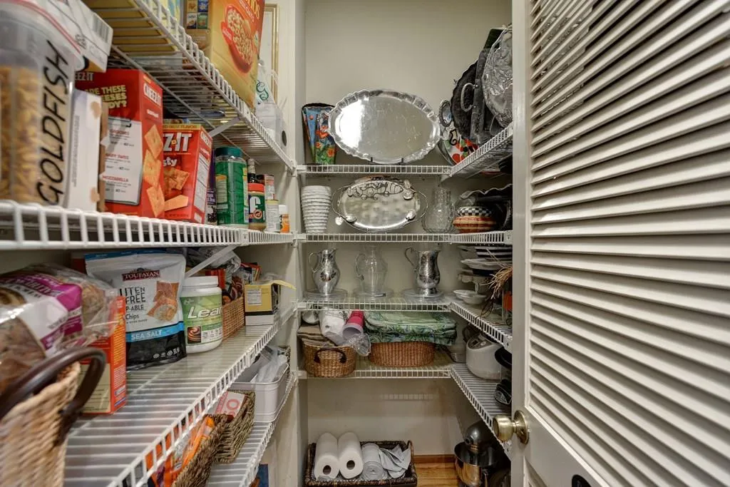 195 Marsh Glen Point, Sandy Springs, Georgia 30328, 4 Bedrooms Bedrooms, ,3 BathroomsBathrooms,Residential,Sold,195 Marsh Glen Point,5619308