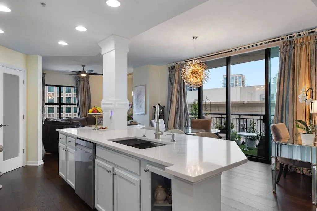 3040 Peachtree Road Nw Unit 1003, Atlanta, Georgia 30305, 2 Bedrooms Bedrooms, ,2 BathroomsBathrooms,Residential,For Sale,3040 Peachtree Road Nw Unit 1003,7634544