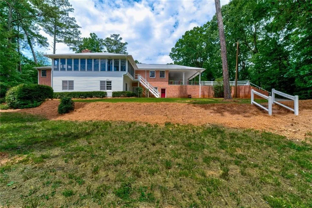 1665 Huntingdon Trail, Sandy Springs, Georgia 30350, 5 Bedrooms Bedrooms, ,4 BathroomsBathrooms,Residential,Sold,1665 Huntingdon Trail,6577395