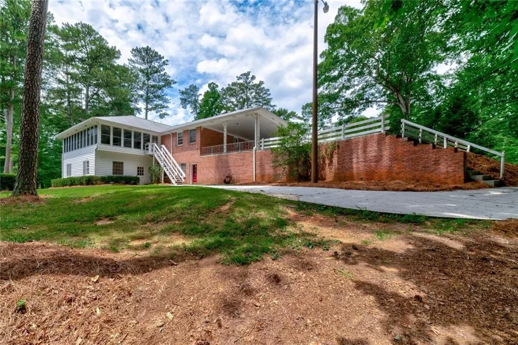 1665 Huntingdon Trail, Sandy Springs, Georgia 30350, 5 Bedrooms Bedrooms, ,4 BathroomsBathrooms,Residential,Sold,1665 Huntingdon Trail,6577395