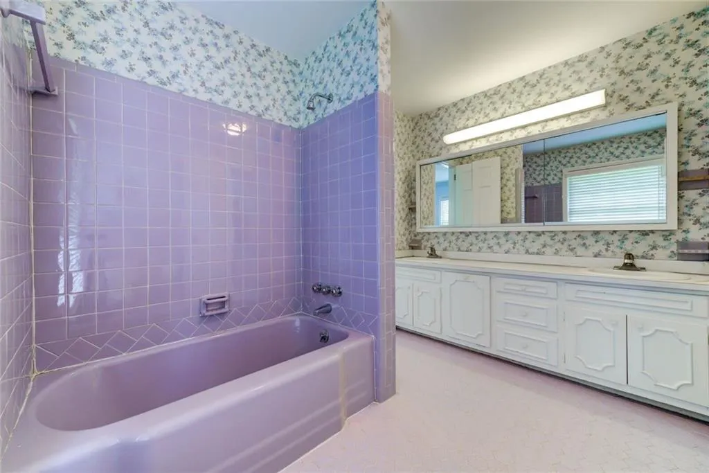 1665 Huntingdon Trail, Sandy Springs, Georgia 30350, 5 Bedrooms Bedrooms, ,4 BathroomsBathrooms,Residential,Sold,1665 Huntingdon Trail,6577395