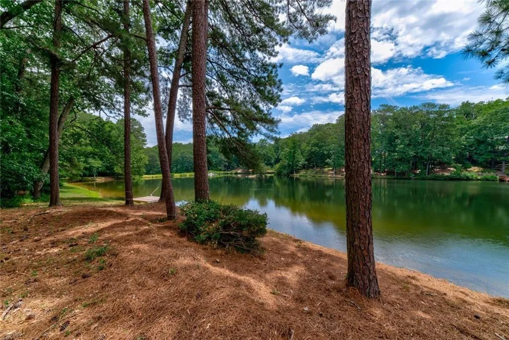 1665 Huntingdon Trail, Sandy Springs, Georgia 30350, 5 Bedrooms Bedrooms, ,4 BathroomsBathrooms,Residential,Sold,1665 Huntingdon Trail,6577395