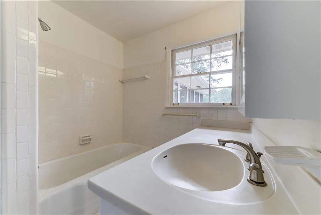 1665 Huntingdon Trail, Sandy Springs, Georgia 30350, 5 Bedrooms Bedrooms, ,4 BathroomsBathrooms,Residential,Sold,1665 Huntingdon Trail,6577395