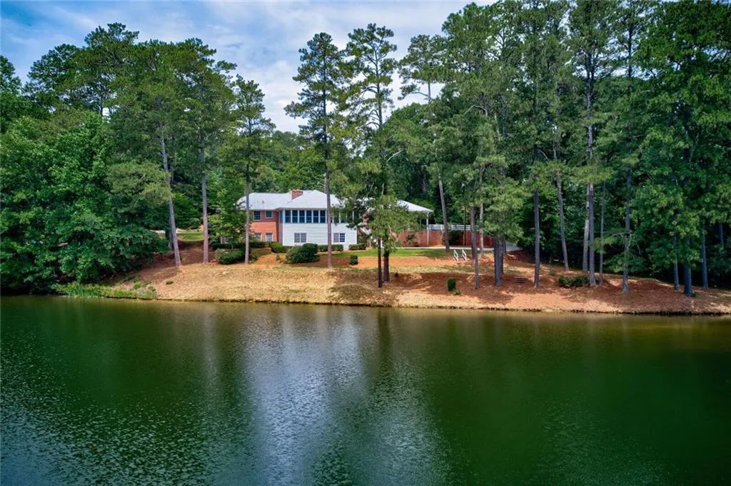 1665 Huntingdon Trail, Sandy Springs, Georgia 30350, 5 Bedrooms Bedrooms, ,4 BathroomsBathrooms,Residential,Sold,1665 Huntingdon Trail,6577395