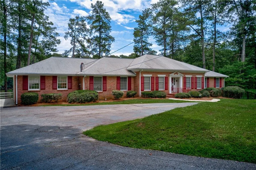 1665 Huntingdon Trail, Sandy Springs, Georgia 30350, 5 Bedrooms Bedrooms, ,4 BathroomsBathrooms,Residential,Sold,1665 Huntingdon Trail,6577395