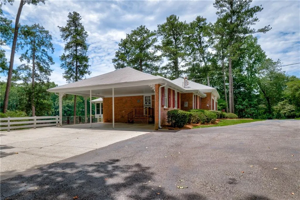 1665 Huntingdon Trail, Sandy Springs, Georgia 30350, 5 Bedrooms Bedrooms, ,4 BathroomsBathrooms,Residential,Sold,1665 Huntingdon Trail,6577395
