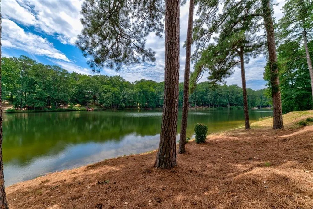 1665 Huntingdon Trail, Sandy Springs, Georgia 30350, 5 Bedrooms Bedrooms, ,4 BathroomsBathrooms,Residential,Sold,1665 Huntingdon Trail,6577395