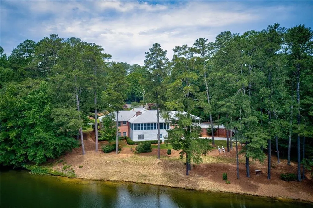 1665 Huntingdon Trail, Sandy Springs, Georgia 30350, 5 Bedrooms Bedrooms, ,4 BathroomsBathrooms,Residential,Sold,1665 Huntingdon Trail,6577395