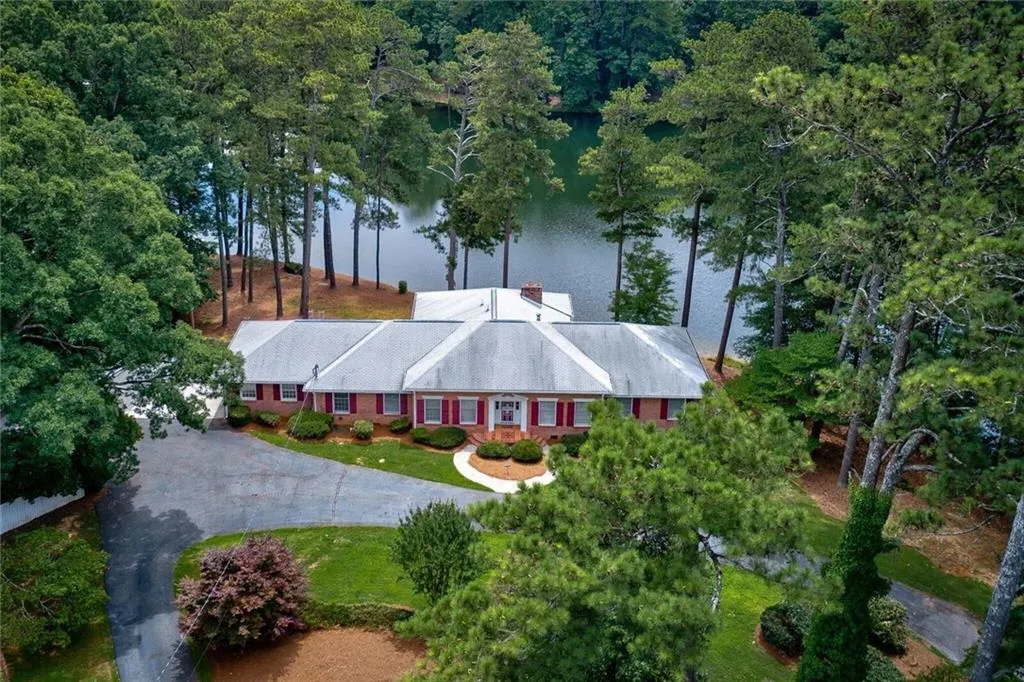 1665 Huntingdon Trail, Sandy Springs, Georgia 30350, 5 Bedrooms Bedrooms, ,4 BathroomsBathrooms,Residential,Sold,1665 Huntingdon Trail,6577395