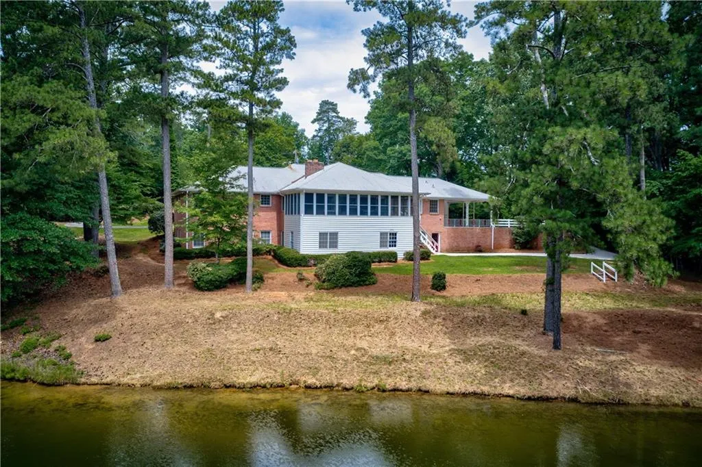 1665 Huntingdon Trail, Sandy Springs, Georgia 30350, 5 Bedrooms Bedrooms, ,4 BathroomsBathrooms,Residential,Sold,1665 Huntingdon Trail,6577395
