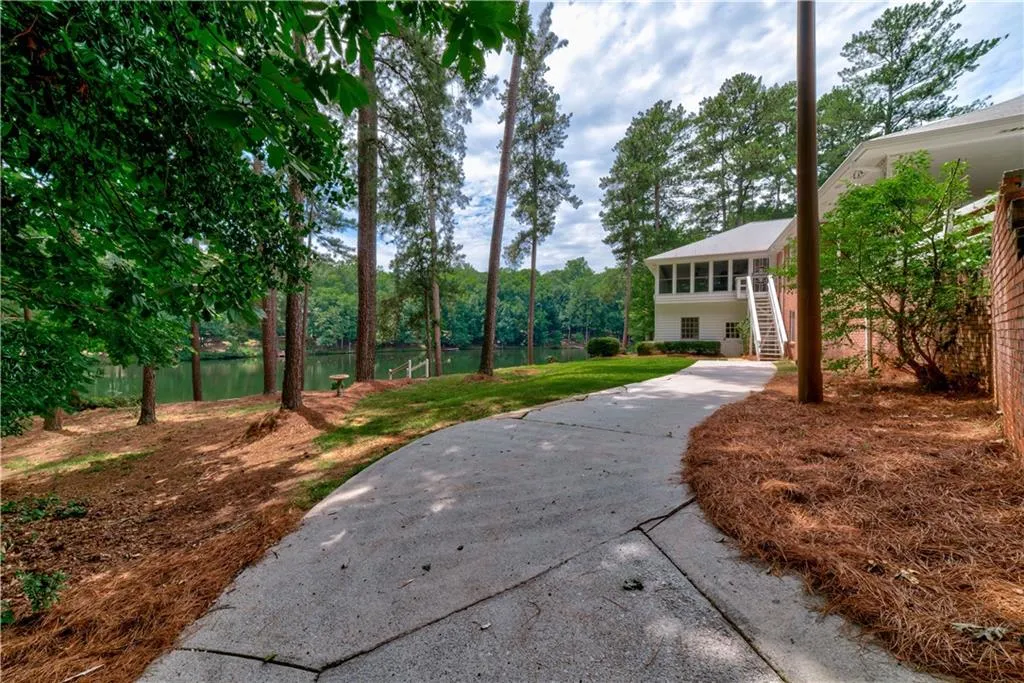 1665 Huntingdon Trail, Sandy Springs, Georgia 30350, 5 Bedrooms Bedrooms, ,4 BathroomsBathrooms,Residential,Sold,1665 Huntingdon Trail,6577395