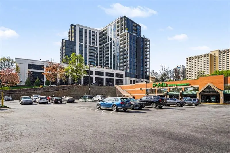 Walkable Access To Grocery Stores, Coffee Shops, Restaurants, Shopping, & More!