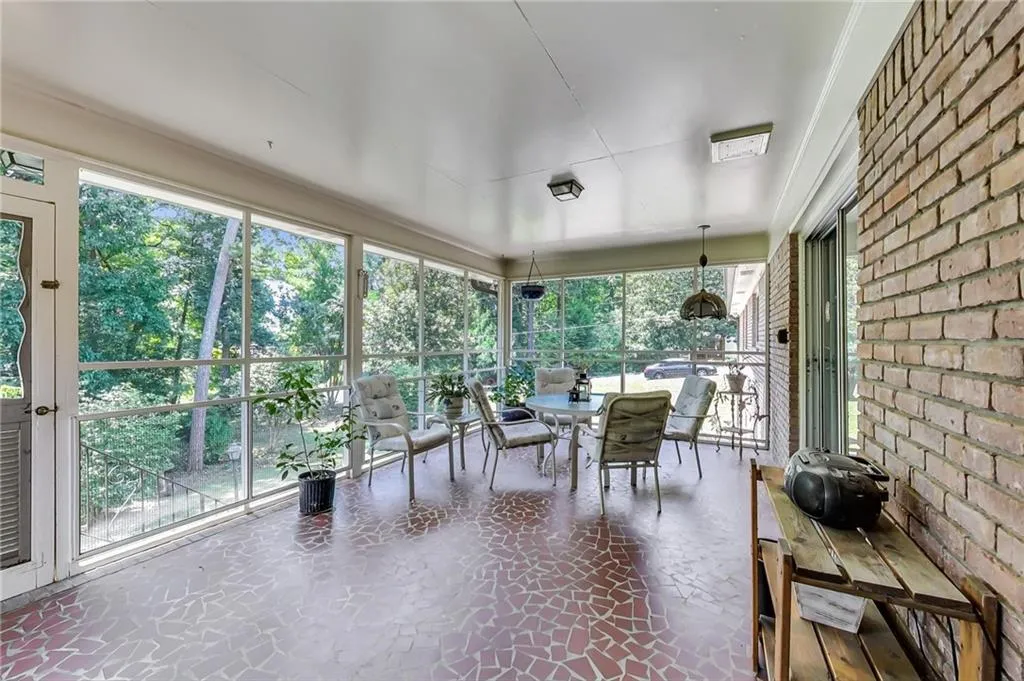 635 Spalding Drive, Sandy Springs, Georgia 30328, 5 Bedrooms Bedrooms, ,3 BathroomsBathrooms,Residential,Sold,635 Spalding Drive,7071352