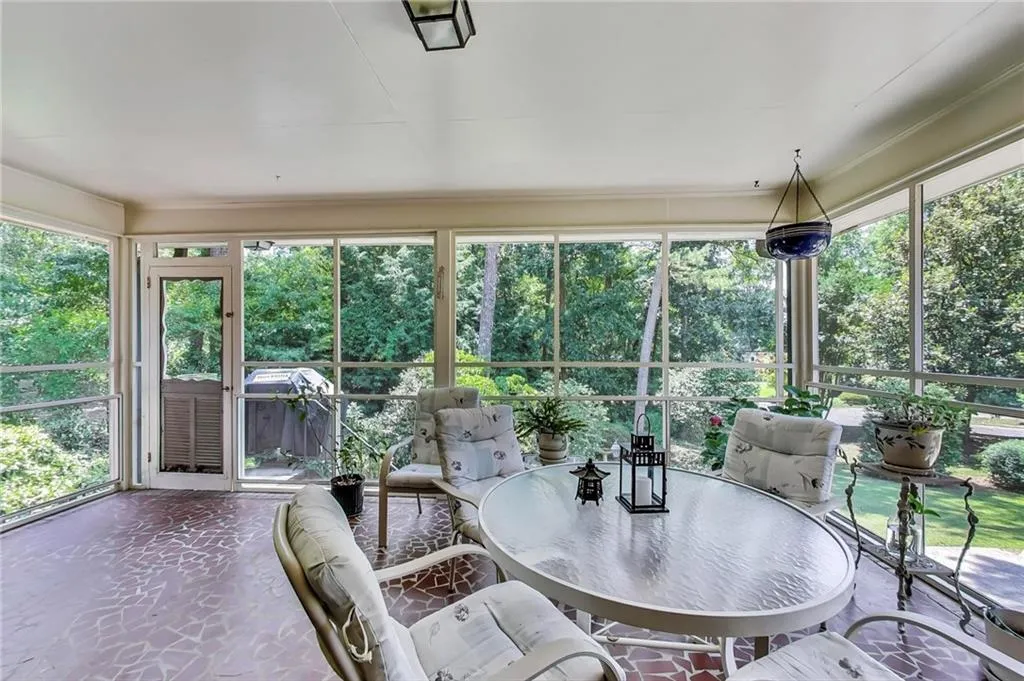 635 Spalding Drive, Sandy Springs, Georgia 30328, 5 Bedrooms Bedrooms, ,3 BathroomsBathrooms,Residential,Sold,635 Spalding Drive,7071352