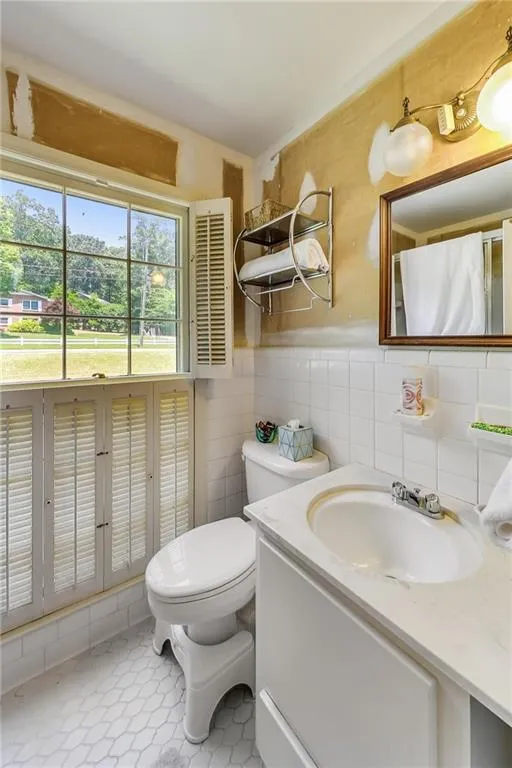 635 Spalding Drive, Sandy Springs, Georgia 30328, 5 Bedrooms Bedrooms, ,3 BathroomsBathrooms,Residential,Sold,635 Spalding Drive,7071352