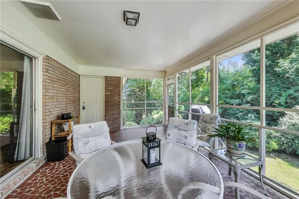 635 Spalding Drive, Sandy Springs, Georgia 30328, 5 Bedrooms Bedrooms, ,3 BathroomsBathrooms,Residential,Sold,635 Spalding Drive,7071352