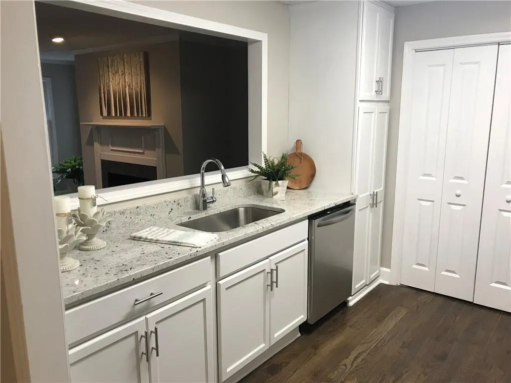 1000 Camden Court Nw, Sandy Springs, Georgia 30327, 2 Bedrooms Bedrooms, ,2 BathroomsBathrooms,Residential,Sold,1000 Camden Court Nw,6508583