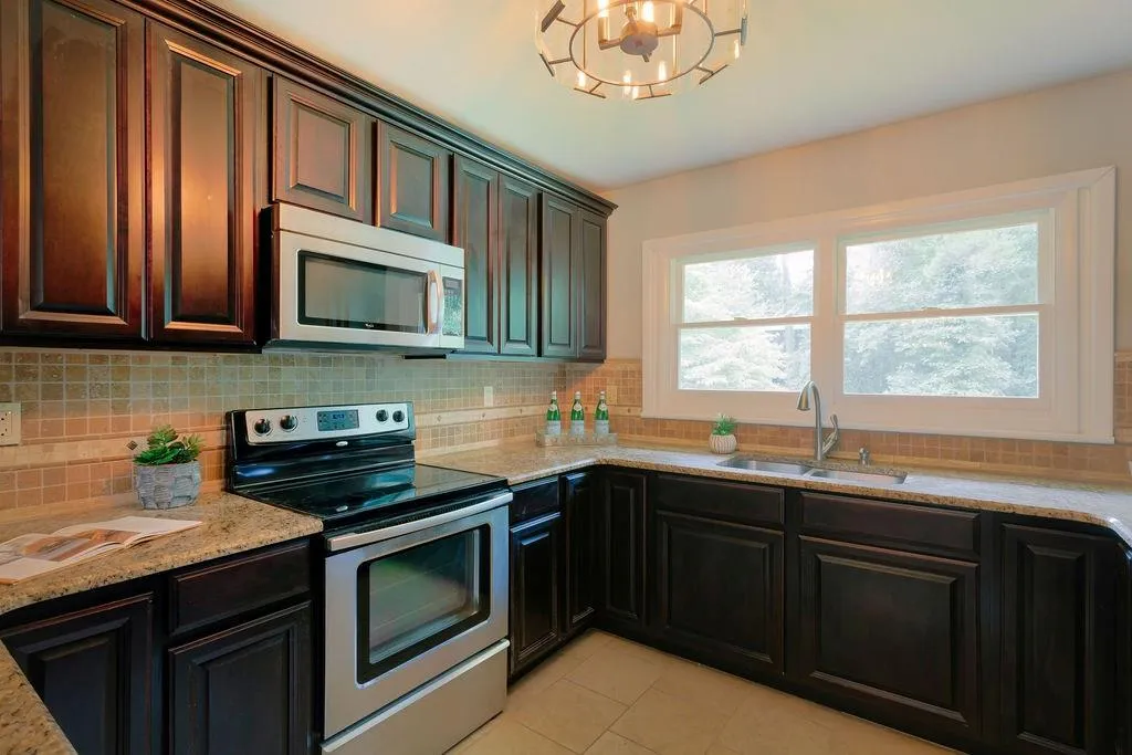 455 Hammond Drive Ne, Sandy Springs, Georgia 30328, 4 Bedrooms Bedrooms, ,3 BathroomsBathrooms,Residential,Sold,455 Hammond Drive Ne,6581224