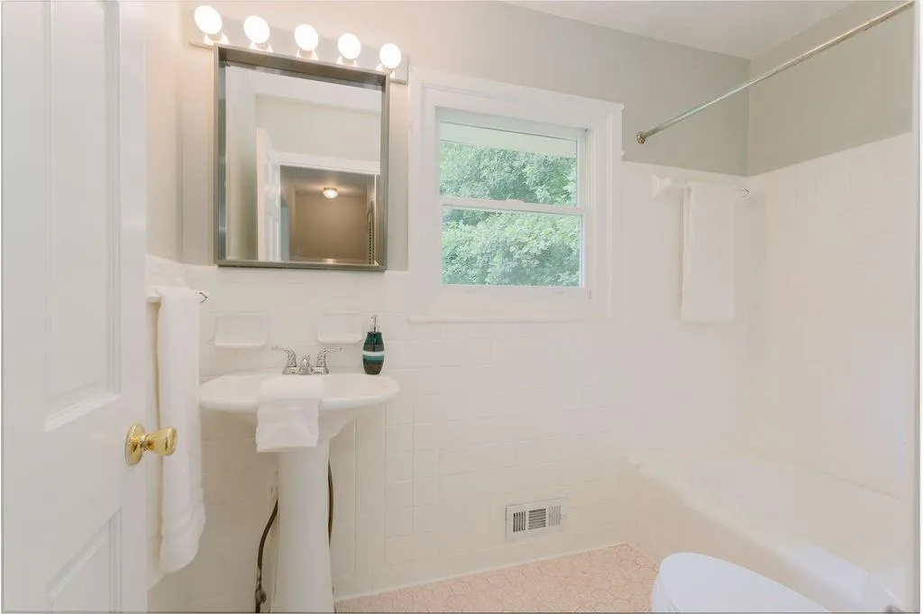 455 Hammond Drive Ne, Sandy Springs, Georgia 30328, 4 Bedrooms Bedrooms, ,3 BathroomsBathrooms,Residential,Sold,455 Hammond Drive Ne,6581224