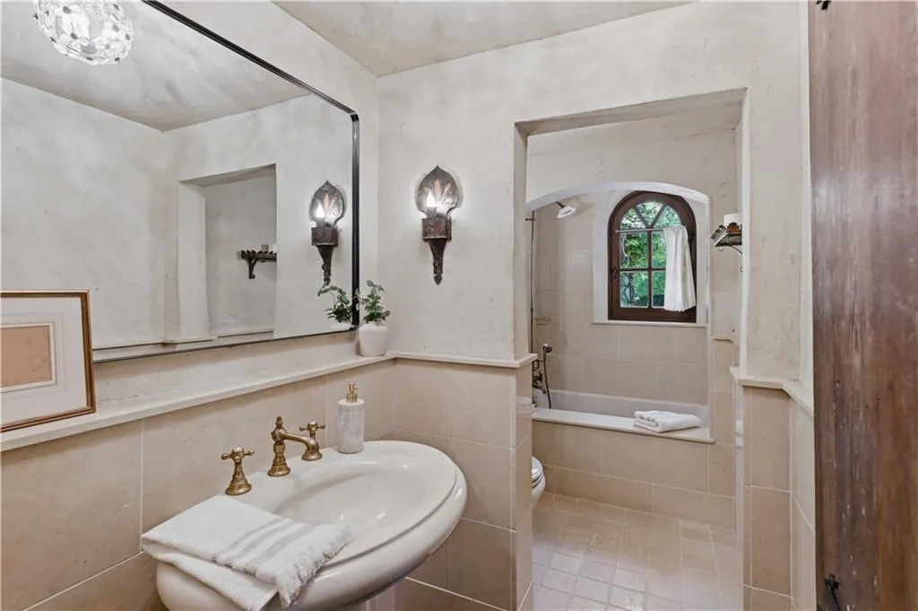 2100 West Wesley Road, Atlanta, Georgia 30327, 3 Bedrooms Bedrooms, 0 ,3 BathroomsBathrooms,Residential,For Sale,2100 West Wesley Road,7680965