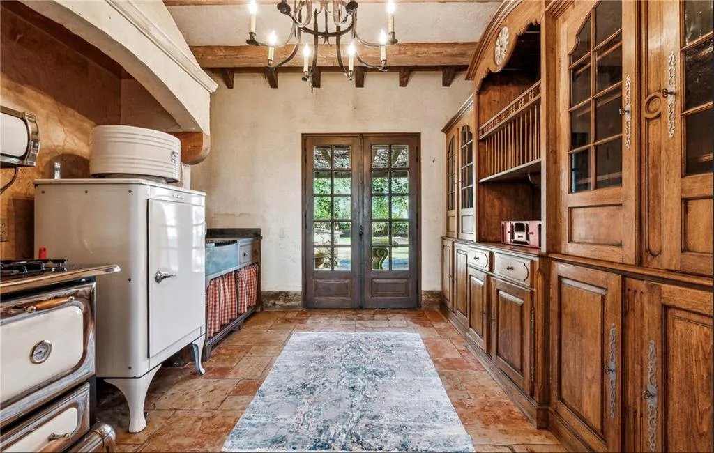 Cottage kitchen (with additional refrigerator downstairs)