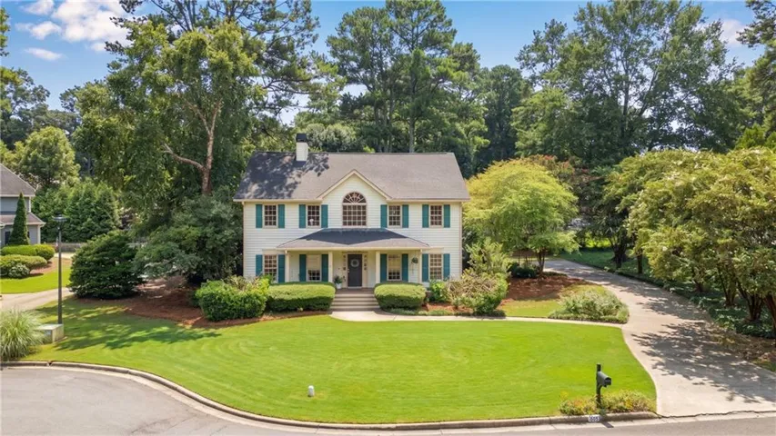 Welcome home to 505 Middleton Place in the heart of Roswell.