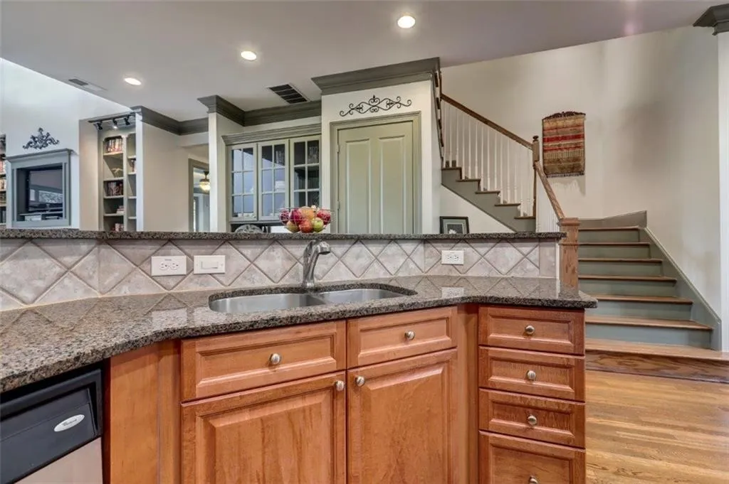 1182 Glenridge Place, Sandy Springs, Georgia 30342, 3 Bedrooms Bedrooms, ,3 BathroomsBathrooms,Residential,Sold,1182 Glenridge Place,6699454