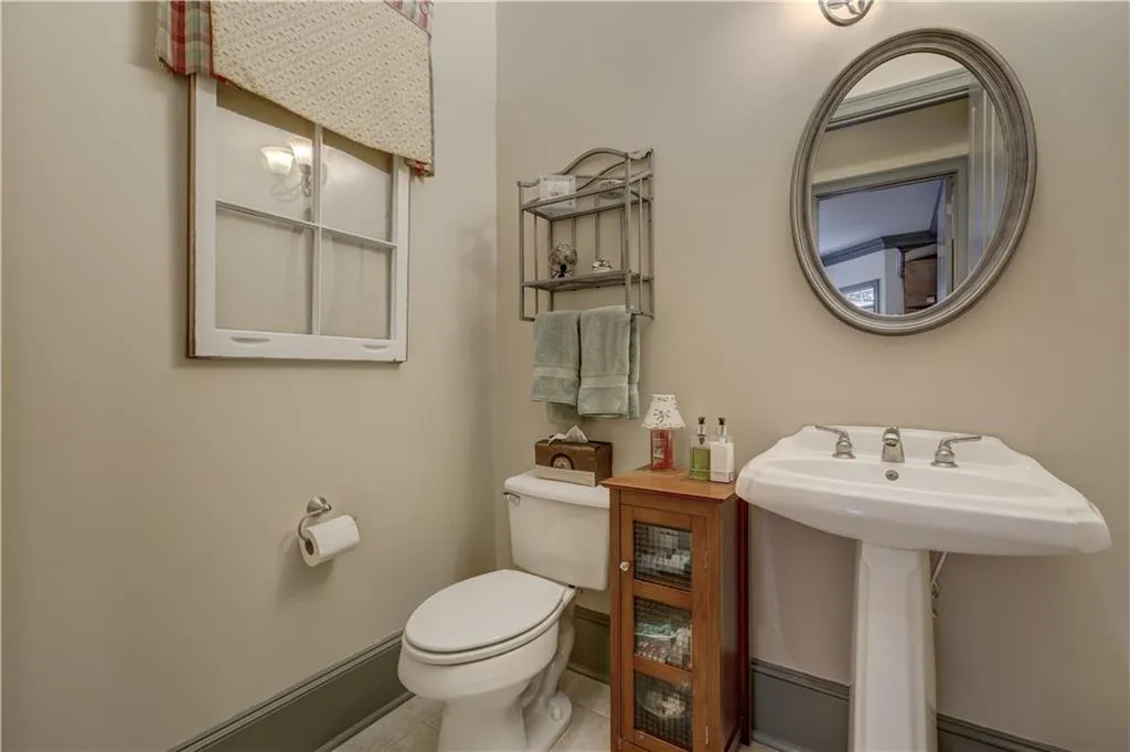 1182 Glenridge Place, Sandy Springs, Georgia 30342, 3 Bedrooms Bedrooms, ,3 BathroomsBathrooms,Residential,Sold,1182 Glenridge Place,6699454