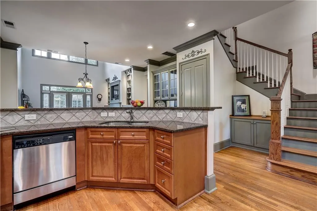 1182 Glenridge Place, Sandy Springs, Georgia 30342, 3 Bedrooms Bedrooms, ,3 BathroomsBathrooms,Residential,Sold,1182 Glenridge Place,6699454