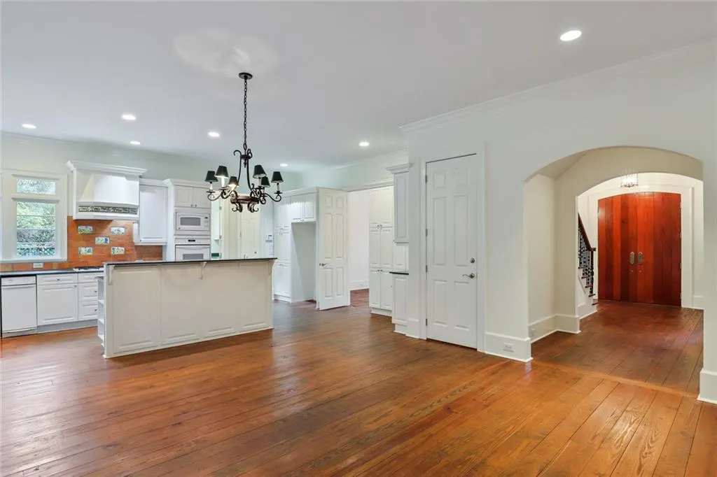 610 W Northway Lane, Sandy Springs, Georgia 30342, 3 Bedrooms Bedrooms, ,3 BathroomsBathrooms,Residential,Sold,610 W Northway Lane,7008134