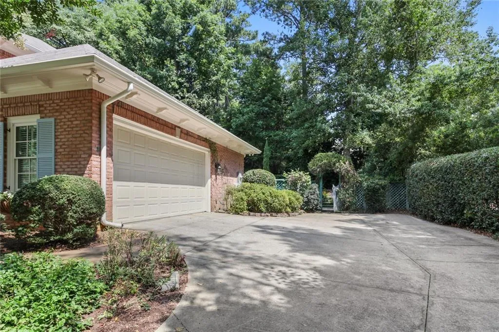 610 W Northway Lane, Sandy Springs, Georgia 30342, 3 Bedrooms Bedrooms, ,3 BathroomsBathrooms,Residential,Sold,610 W Northway Lane,7008134