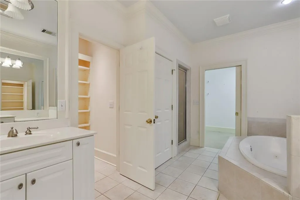 610 W Northway Lane, Sandy Springs, Georgia 30342, 3 Bedrooms Bedrooms, ,3 BathroomsBathrooms,Residential,Sold,610 W Northway Lane,7008134