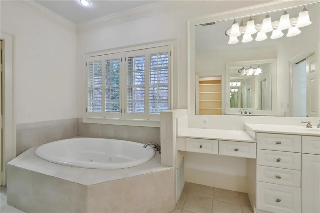 610 W Northway Lane, Sandy Springs, Georgia 30342, 3 Bedrooms Bedrooms, ,3 BathroomsBathrooms,Residential,Sold,610 W Northway Lane,7008134