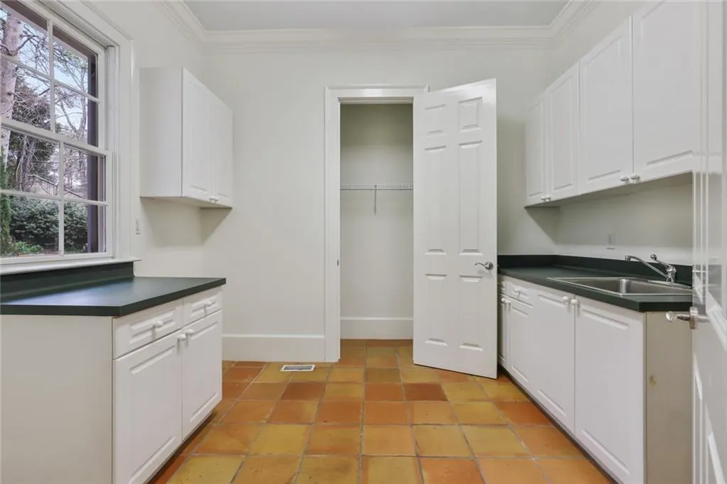 610 W Northway Lane, Sandy Springs, Georgia 30342, 3 Bedrooms Bedrooms, ,3 BathroomsBathrooms,Residential,Sold,610 W Northway Lane,7008134