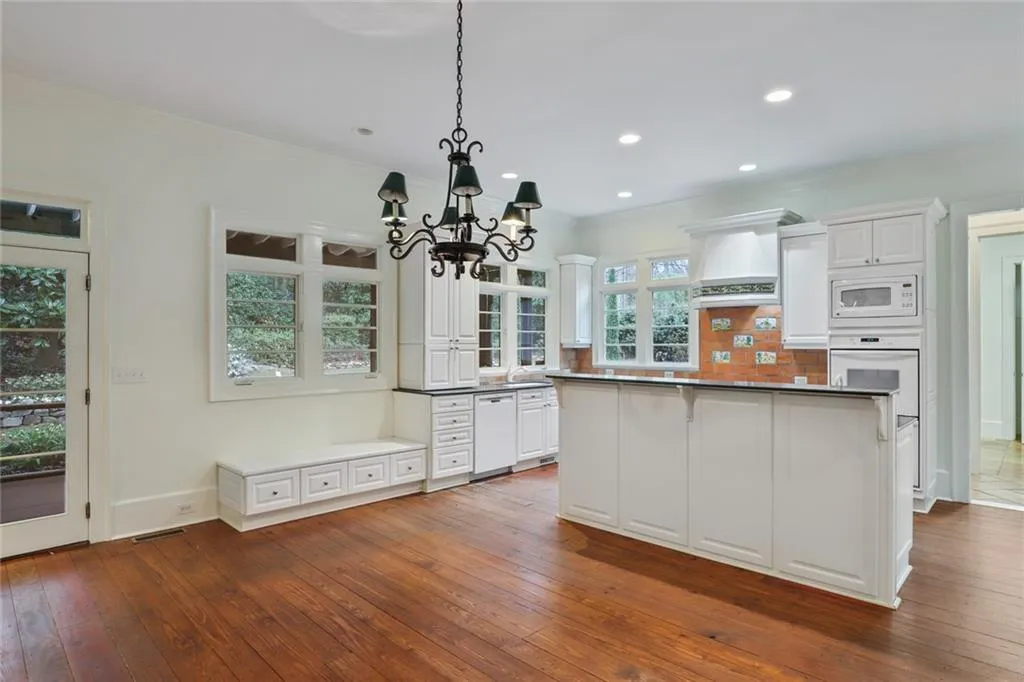 610 W Northway Lane, Sandy Springs, Georgia 30342, 3 Bedrooms Bedrooms, ,3 BathroomsBathrooms,Residential,Sold,610 W Northway Lane,7008134