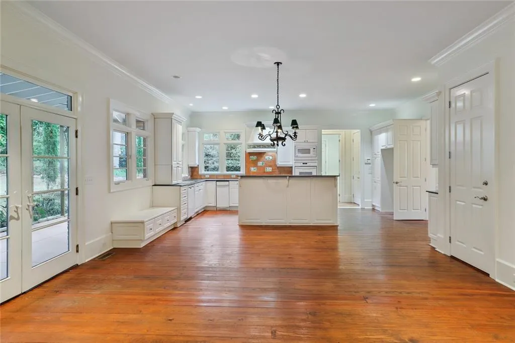 610 W Northway Lane, Sandy Springs, Georgia 30342, 3 Bedrooms Bedrooms, ,3 BathroomsBathrooms,Residential,Sold,610 W Northway Lane,7008134