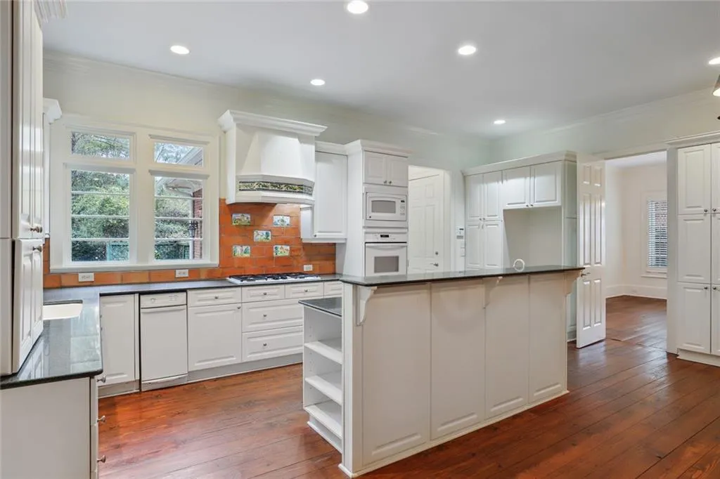 610 W Northway Lane, Sandy Springs, Georgia 30342, 3 Bedrooms Bedrooms, ,3 BathroomsBathrooms,Residential,Sold,610 W Northway Lane,7008134