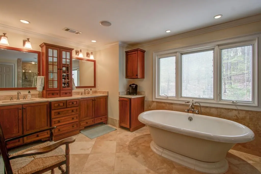 7000 Riverside Drive, Sandy Springs, Georgia 30328, 4 Bedrooms Bedrooms, ,4 BathroomsBathrooms,Residential,Sold,7000 Riverside Drive,5731812