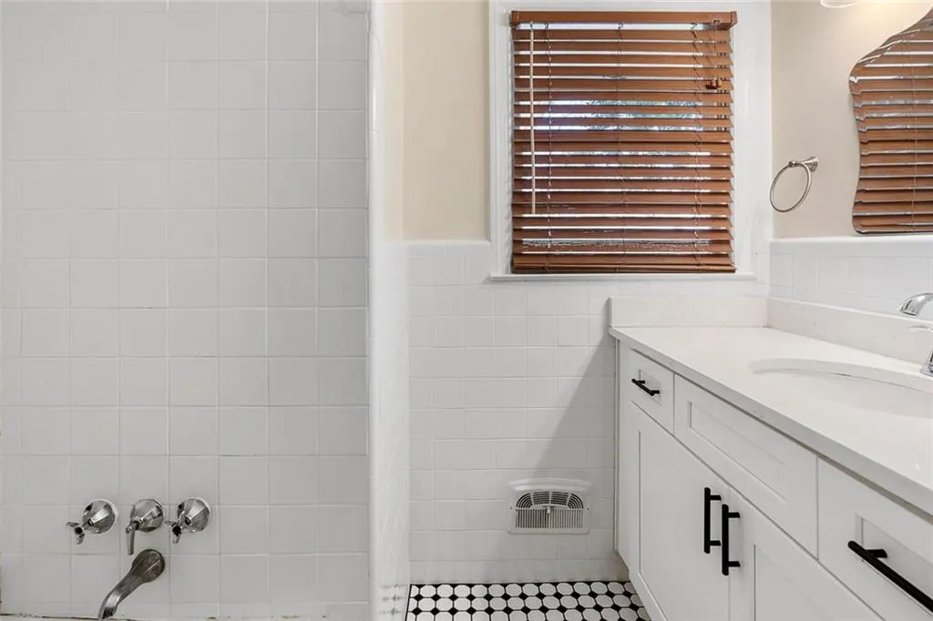 645 Pauley Place, Sandy Springs, Georgia 30328, 3 Bedrooms Bedrooms, ,2 BathroomsBathrooms,Residential,Sold,645 Pauley Place,7020201