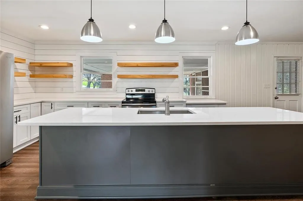 645 Pauley Place, Sandy Springs, Georgia 30328, 3 Bedrooms Bedrooms, ,2 BathroomsBathrooms,Residential,Sold,645 Pauley Place,7020201