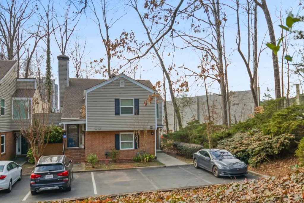 88 Dunwoody Springs Drive, Sandy Springs, Georgia 30328, 2 Bedrooms Bedrooms, ,2 BathroomsBathrooms,Residential,Sold,88 Dunwoody Springs Drive,6830791