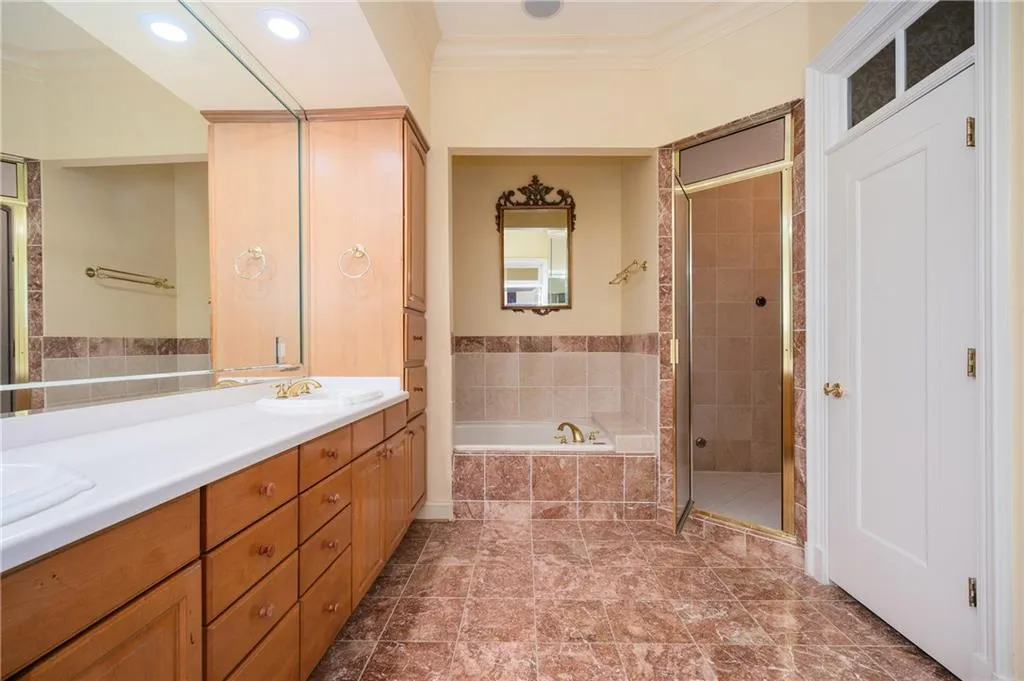Primary bathroom on main