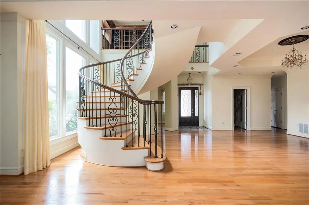Formal entry and dining area